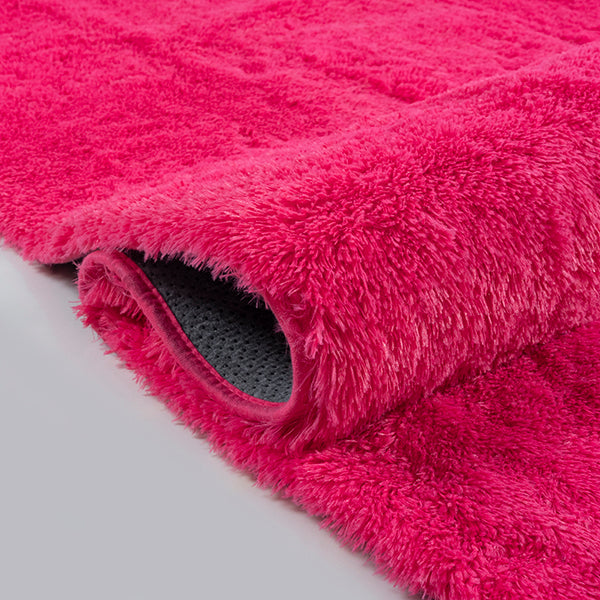 Tapis Fluff fuchsia doux à poils long