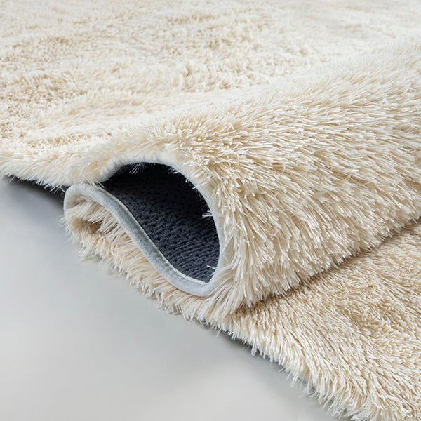 Tapis Fluff beige doux à poils long