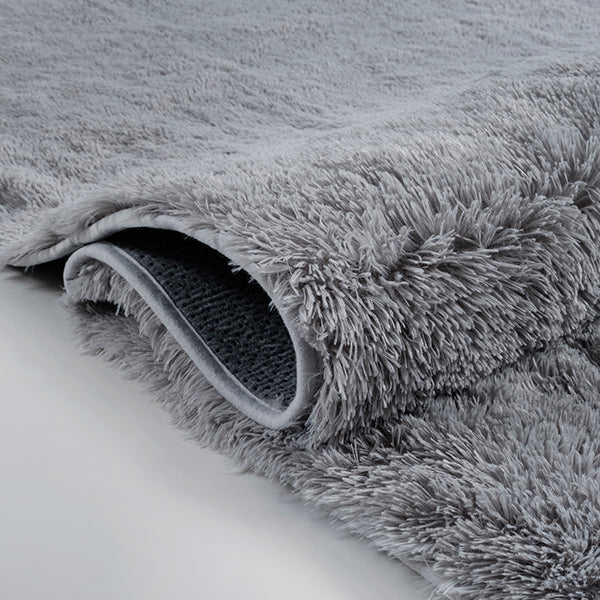 Tapis Fluff gris doux à poils long