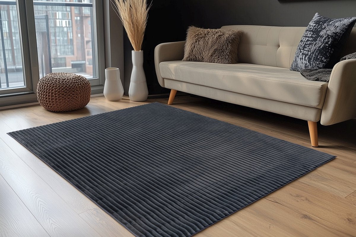 Tapis Milan anthracite, doux rayé.