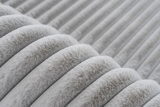 Tapis Milan gris, doux rayé.