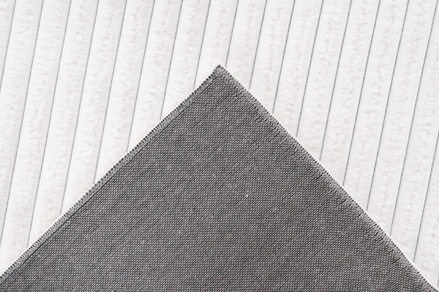 Tapis Milan Blanc, doux rayé.